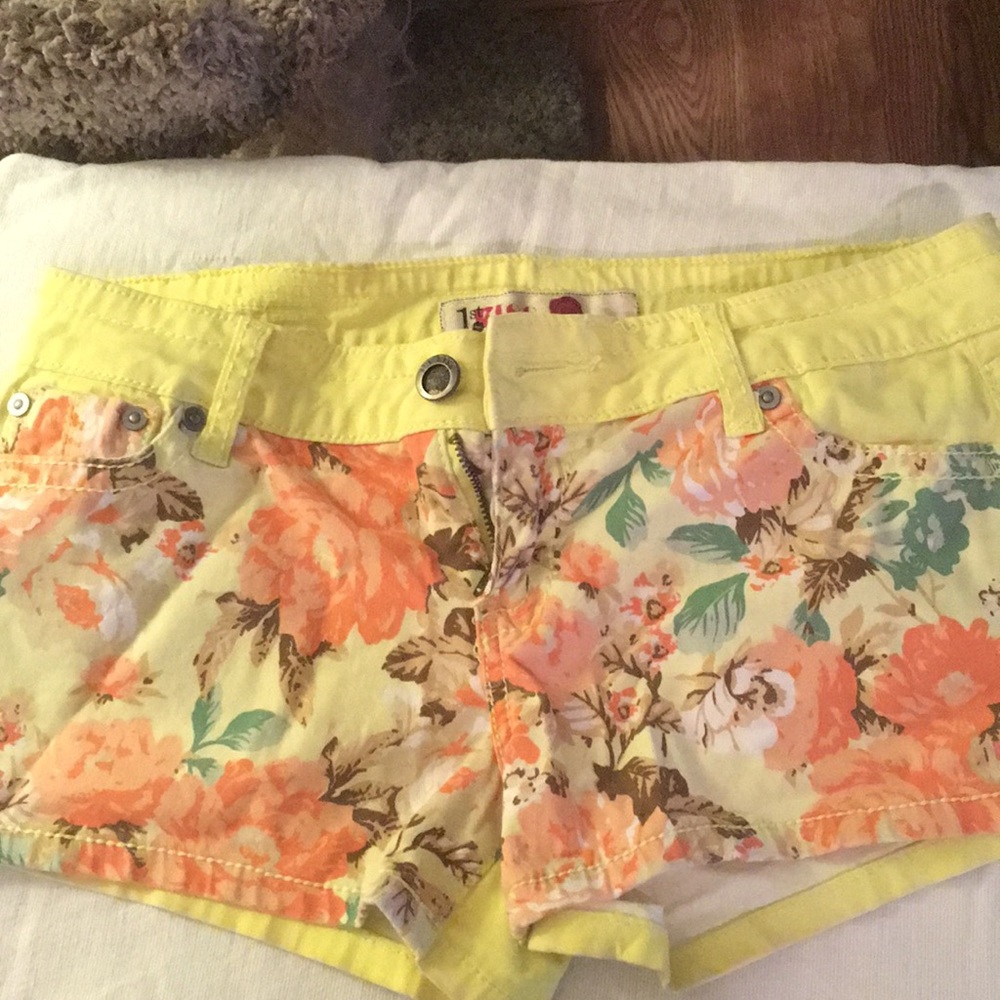 1st kiss yellow and floral size 6 mini shorts